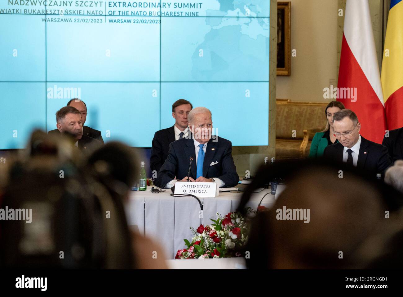 Bericht: Biden-Besuch in Polen anlässlich des Sondergipfels der NATO-Tagung in Bukarest Nine (2023) - Präsident Joe Biden hält Bemerkungen auf dem Sondergipfel der NATO in Bukarest Nine am Mittwoch, den 22. Februar 2023, im Präsidentenpalast in Warschau, Polen. Stockfoto