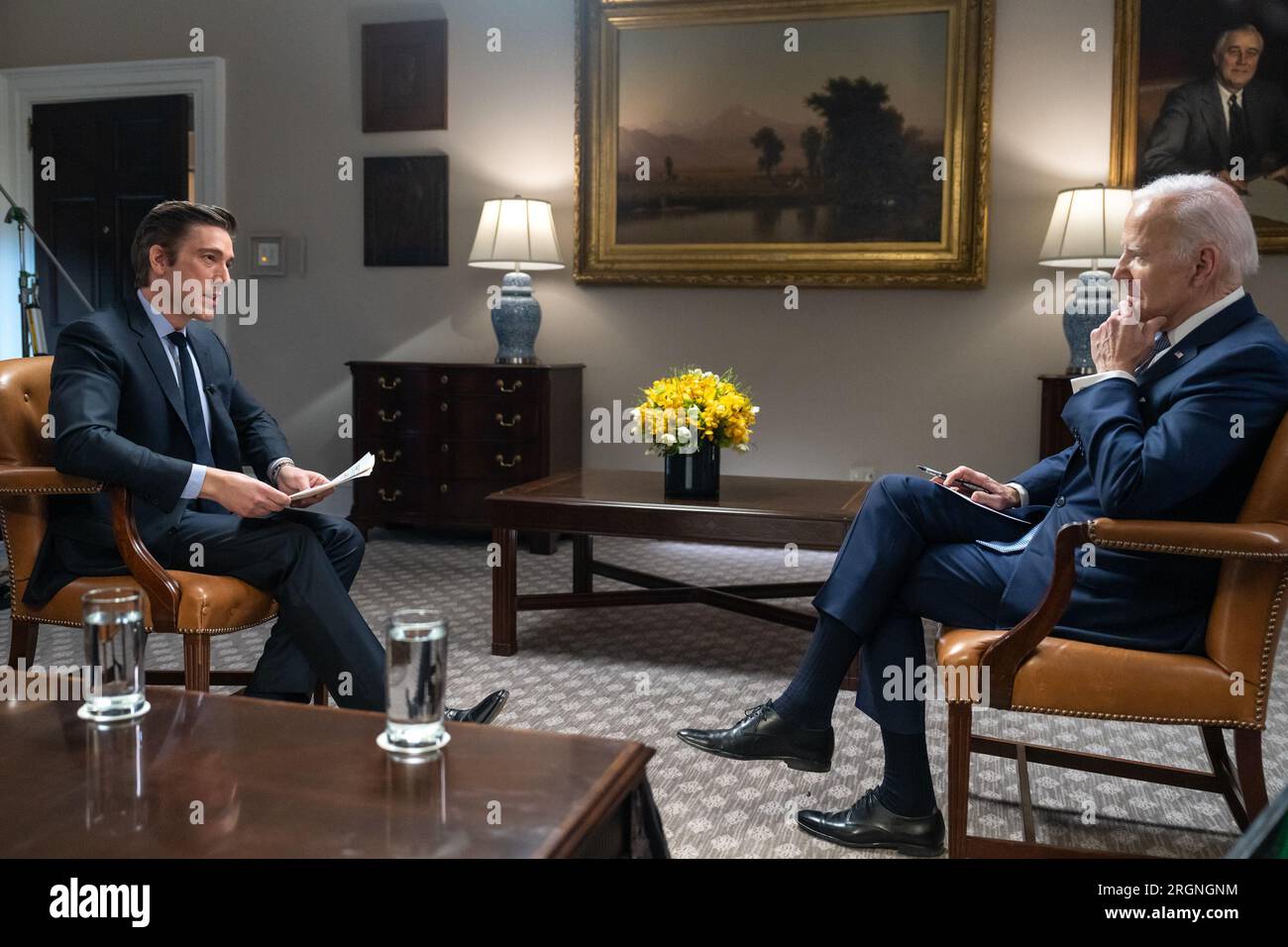 Reportage: Präsident Joe Biden nimmt am Freitag, den 24. Februar 2023, an einem Interview mit David Muir von ABC News im Roosevelt-Saal des Weißen Hauses Teil. Stockfoto