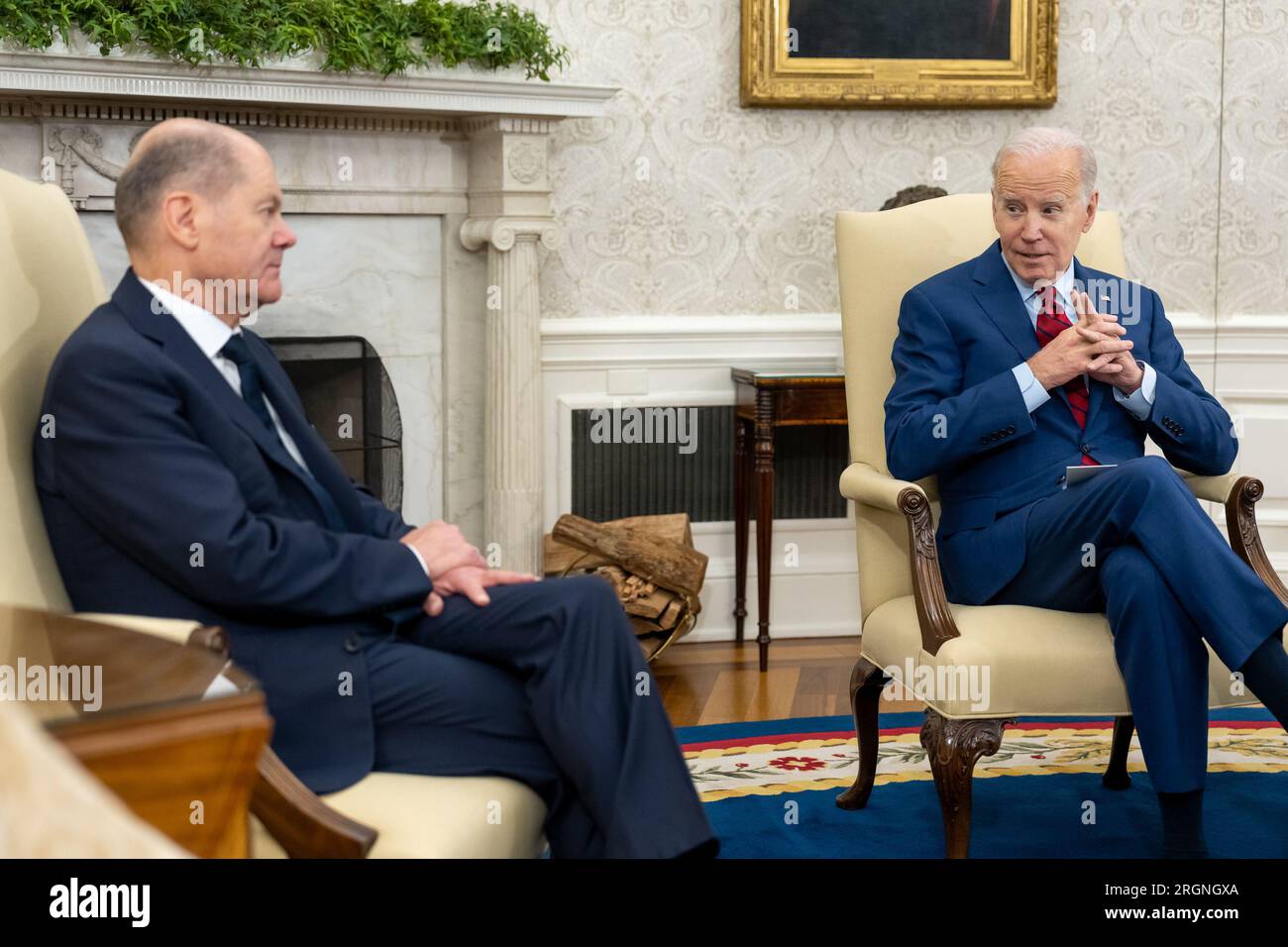 Bericht: Präsident Joe Biden nimmt an einem bilateralen Treffen mit Bundeskanzler Olaf Scholz am Freitag, den 3. März 2023, im Oval Office des Weißen Hauses Teil. Stockfoto