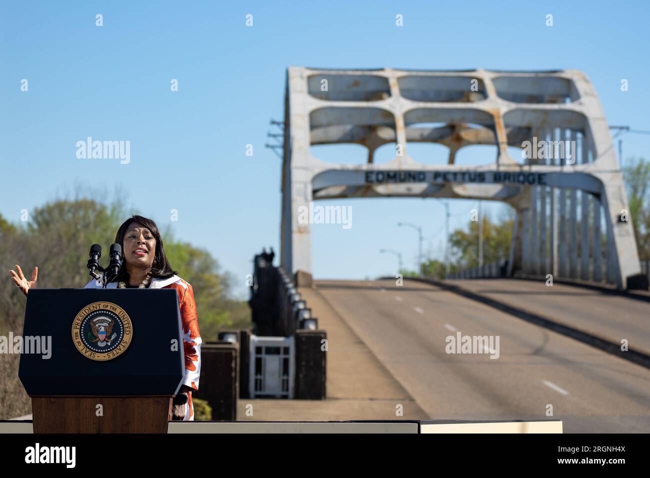 Bericht: Besuch von Joe Biden in Selma Alabama (2023) - Repräsentant Terri Sewell gibt Bemerkungen anlässlich des 58. Jahrestags des Blutsonntags auf der Edmund-Pettus-Brücke ab, Sonntag, 5. März 2023, in Selma, Alabama. Stockfoto