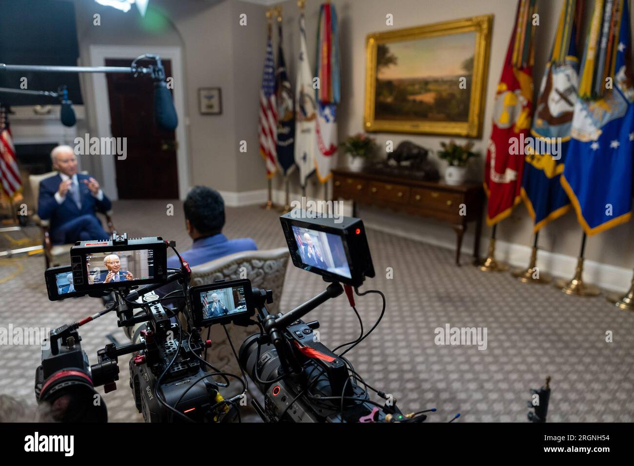 Reportage: Präsident Joe Biden nimmt an einem Interview mit Kal Penn von "The Daily Show" am Mittwoch, den 8. März 2023, im Roosevelt-Saal des Weißen Hauses Teil. Stockfoto