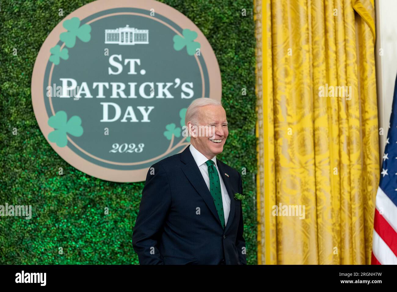 Bericht: St. Patrick's Day at the White House (2023) - Präsident Joe Biden sieht zu, wie der irische Taoiseach Leo Varadkar in einem St. Patrick's Day Empfang, Freitag, 17. März 2023, im Ostzimmer des Weißen Hauses. Stockfoto