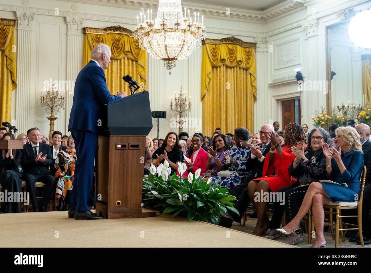 Reportage: Joe Biden überreicht Medaillen bei der National Arts and Humanities Medal Ceremony (2023) – Präsident Joe Biden hält Bemerkungen bei der National Arts and Humanities Medal Ceremony am Dienstag, den 21. März 2023, im East Room des Weißen Hauses. Stockfoto