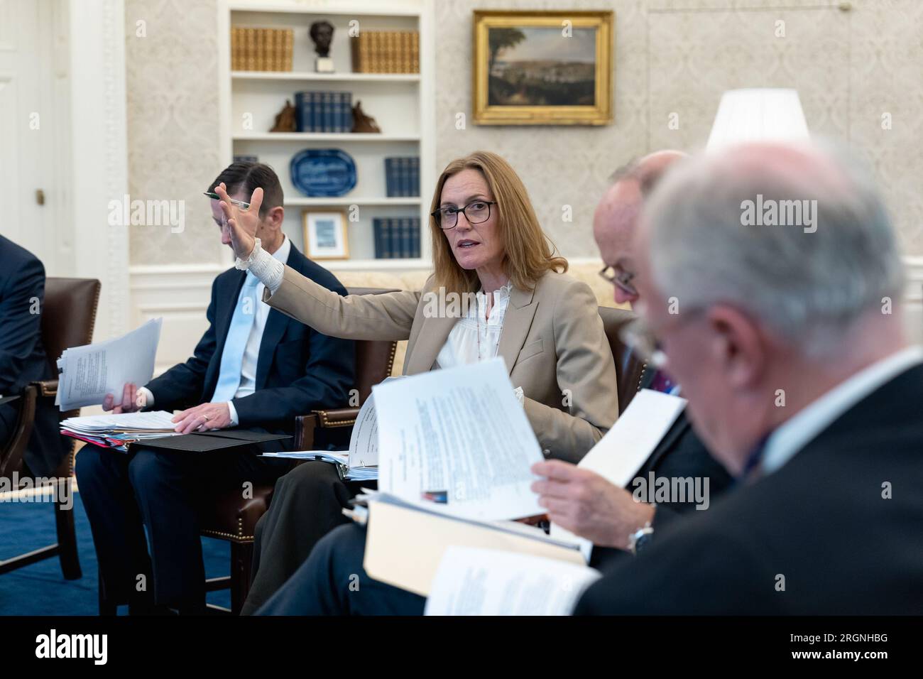 Reportage: Direktorin für Legislativangelegenheiten Louisa Terrell spricht, während Präsident Joe Biden seine Ausführungen anlässlich des Mittagessens des Senats des Demokratischen Kaukus am Donnerstag, den 2. März 2023, im Oval Office des Weißen Hauses vorträgt. Stockfoto