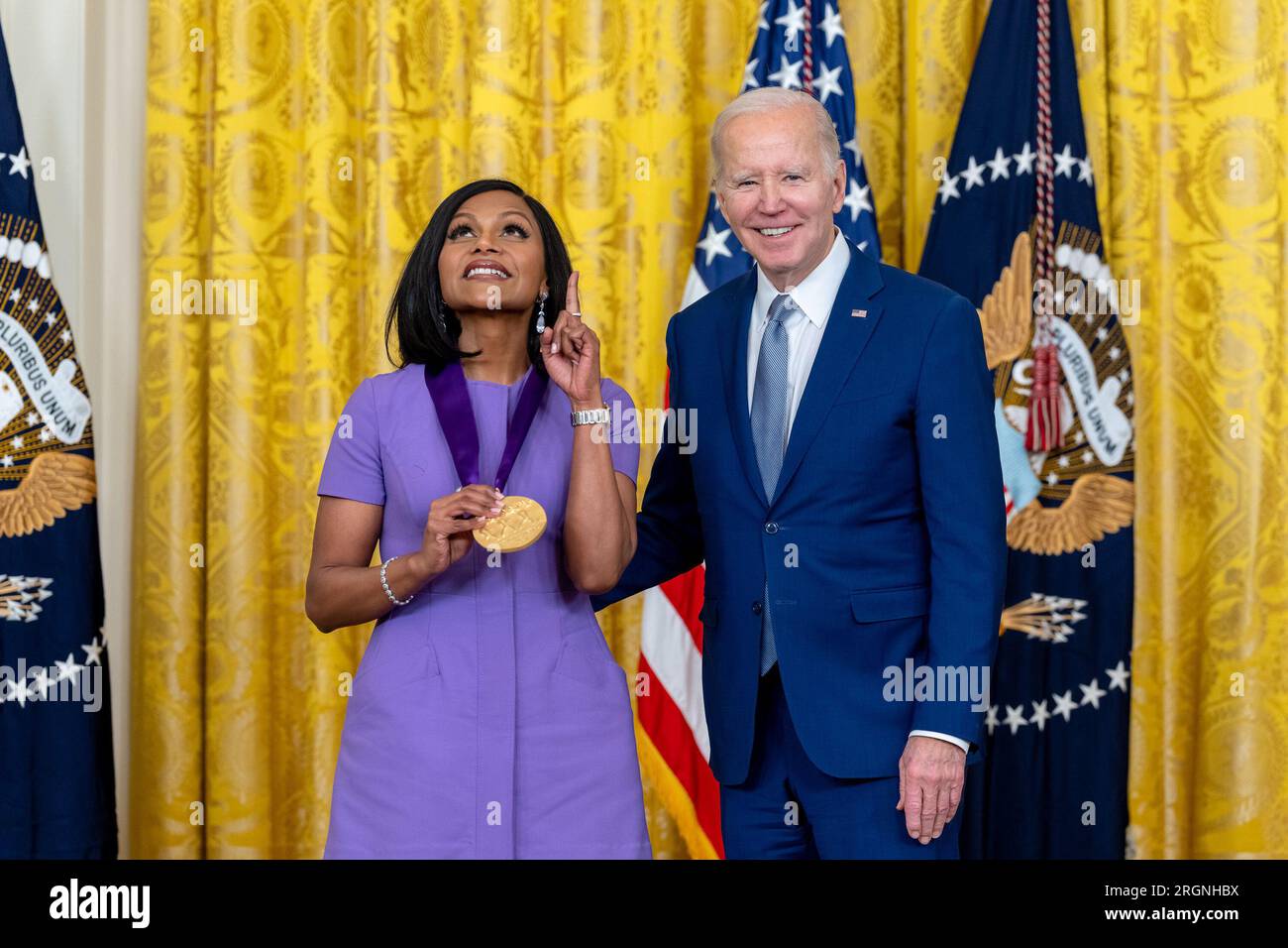 Reportage: Joe Biden überreicht Medaillen bei der National Arts and Humanities Medal Ceremony (2023) – Präsident Joe Biden überreicht Mindy Kaling die National Medal of the Arts 2021 bei der National Arts and Humanities Medal Ceremony, Dienstag, 21. März 2023, im East Room des Weißen Hauses. Stockfoto