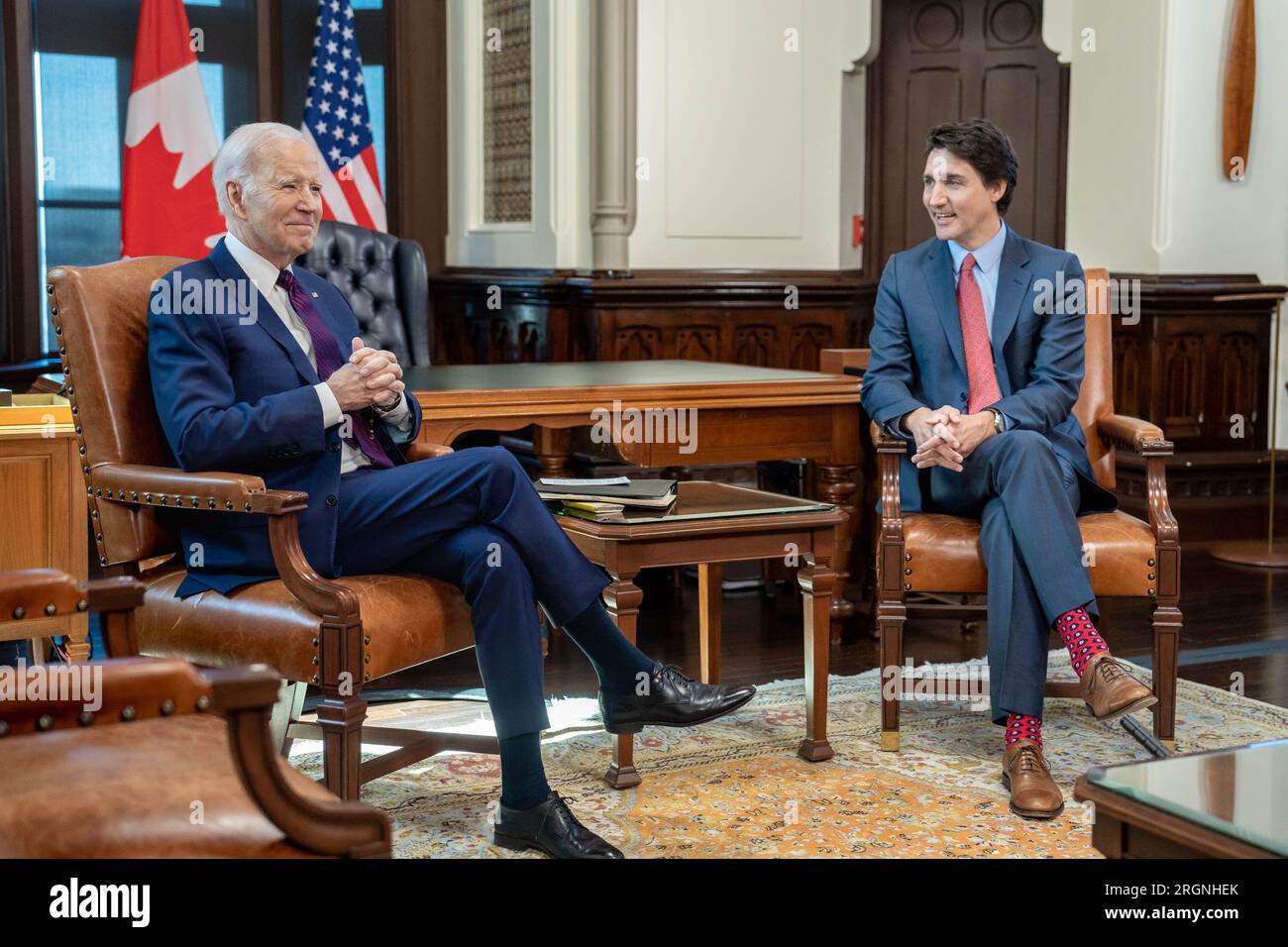 Bericht: Besuch von Präsident Biden in Ottawa, Kanada (2023) – Präsident Joe Biden nimmt an einem eingeschränkten bilateralen Treffen mit dem kanadischen Premierminister Justin Trudeau am Freitag, den 24. März 2023, im Büro des Premierministers im Parliament Hill in Ottawa, Ontario, Kanada Teil. Stockfoto