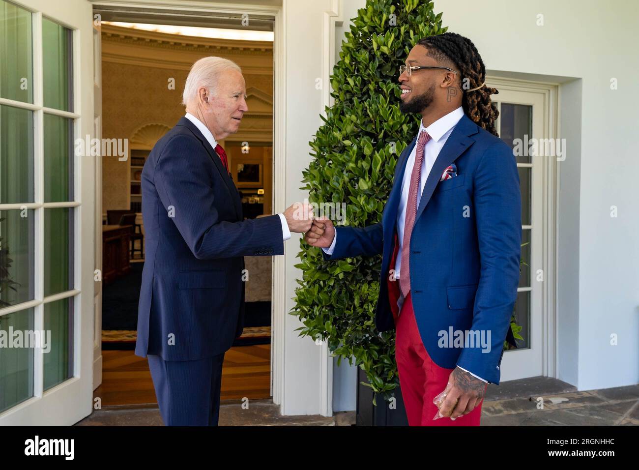 Präsident Joe Biden trifft sich mit Buffalo Bills Safety Damar Hamlin, Donnerstag, 30. März 2023, auf der West Colonnade Patio vor dem Oval Office des Weißen Hauses. Hamlin hatte während eines NFL-Spiels im Januar einen Herzstillstand auf dem Spielfeld. Stockfoto