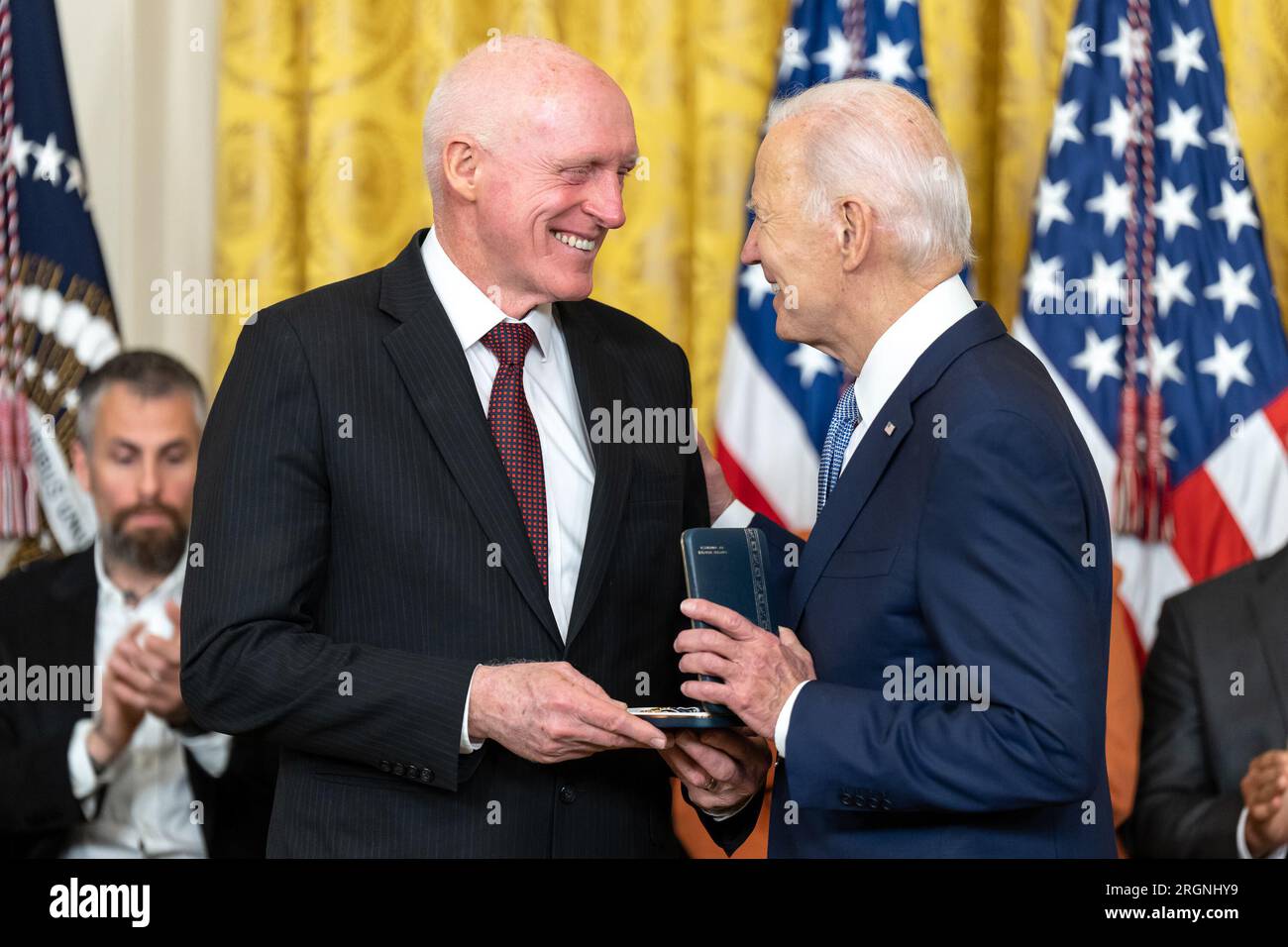 Reportage: Präsident Joe Biden während einer Zeremonie der Präsidentschaftsbürgermedaille im Weißen Haus (Freitag, 6. Januar 2023) überreicht Präsident Joe Biden dem ehemaligen Sprecher des Repräsentantenhauses von Arizona Rusty Bowers die Präsidentschaftsmedaille. Stockfoto