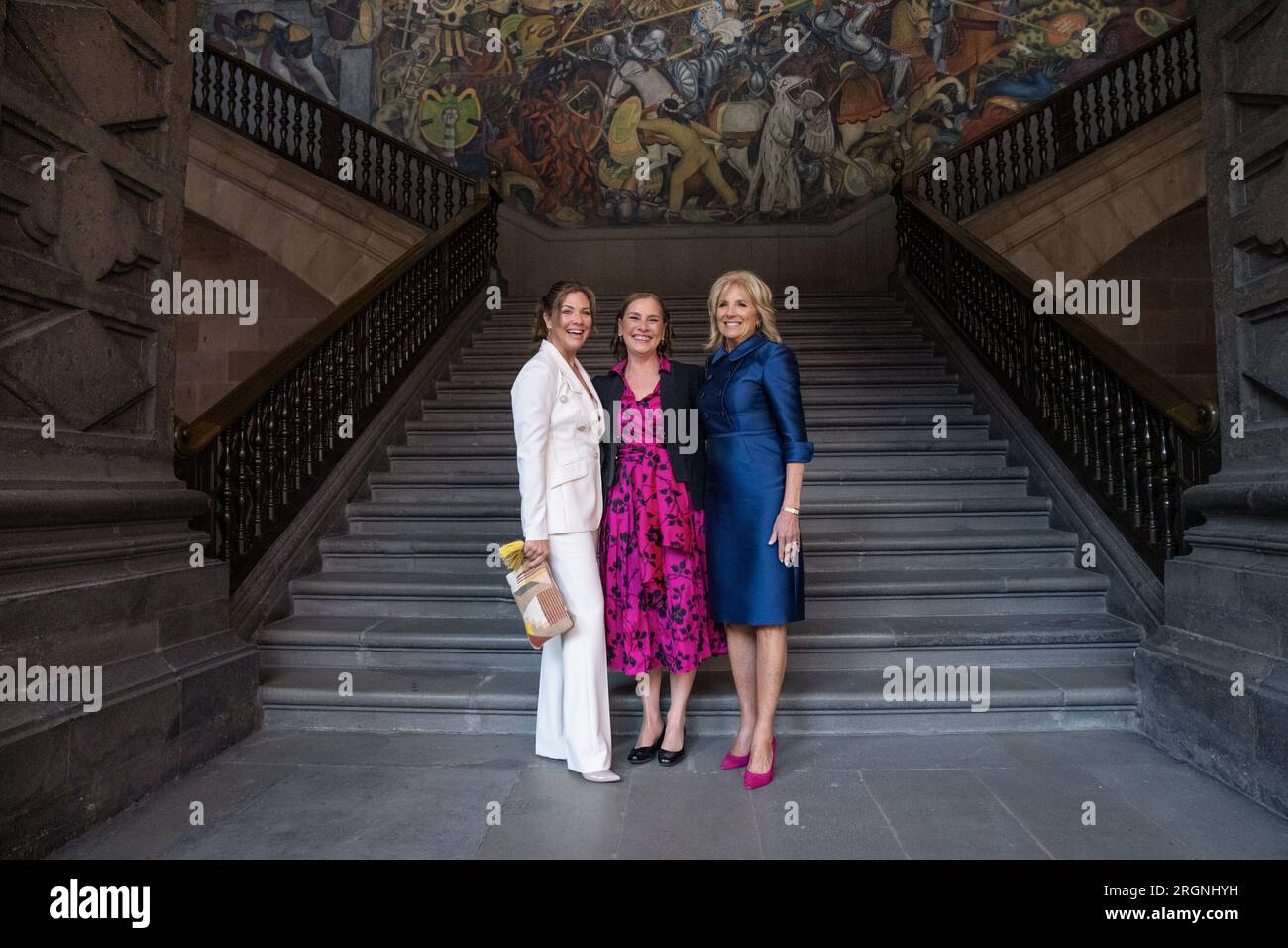 Bericht: Joe Biden und seine Frau Jill Biden besuchen Mexiko-Stadt (2023. Januar) - First Lady Jill Biden, Dr. Beatriz Gutiérrez Müller und Frau Sophie Trudeau posieren für ein Foto im Nationalpalast am Dienstag, den 10. Januar 2023, in Mexiko-Stadt. Stockfoto