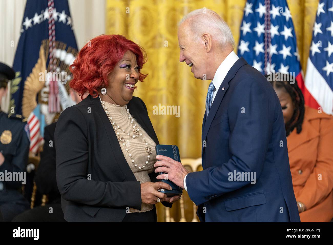 Reportage: Präsident Joe Biden während einer Zeremonie der Präsidentschaftsbürgermedaille im Weißen Haus (Freitag, 6. Januar 2023) überreicht Präsident Joe Biden die Präsidentschaftsbürgermedaille an Ruby Freeman, einen Wahlhelfer in Fulton County, Georgia. Stockfoto