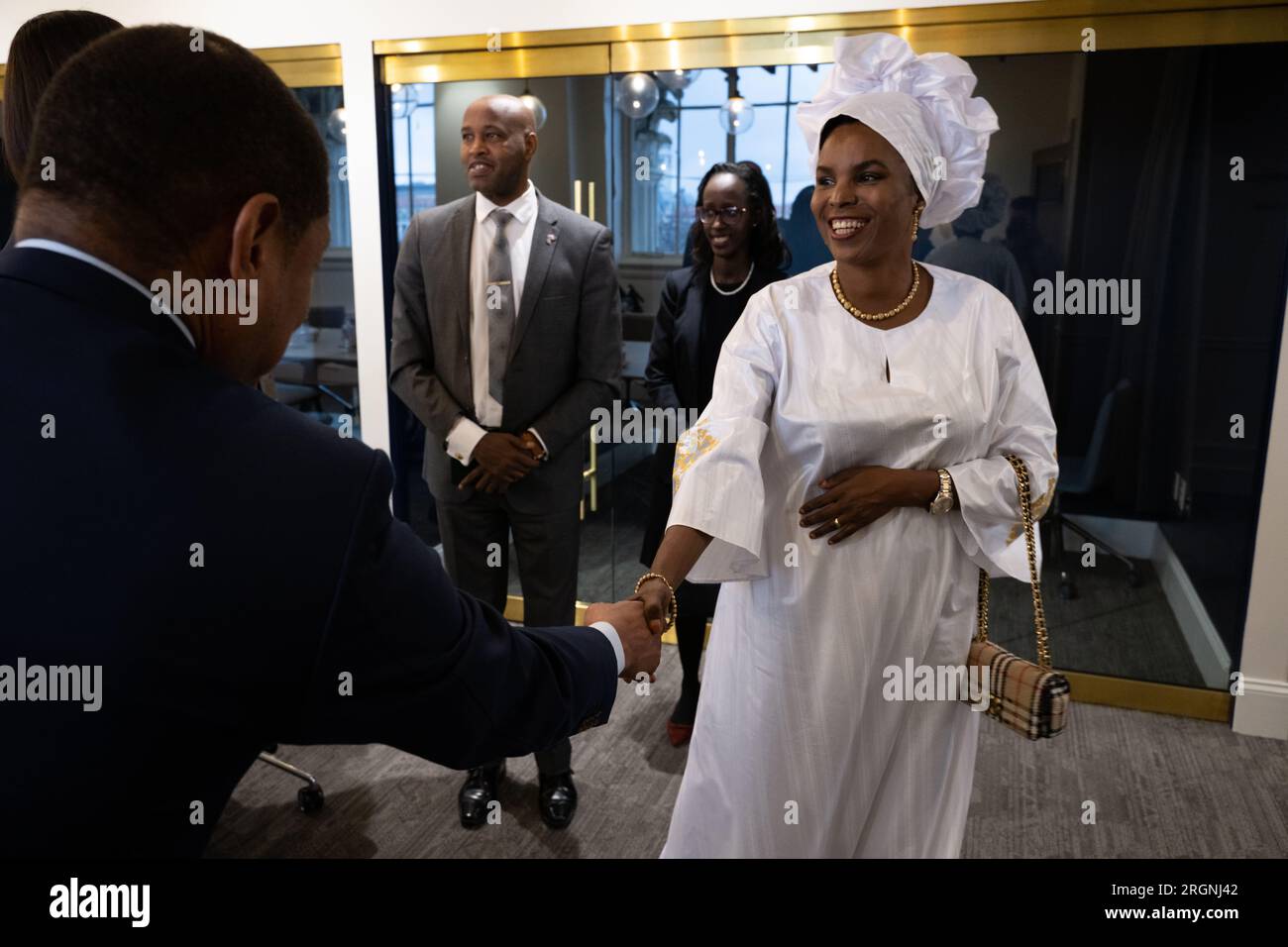 Bericht: First Lady of Burundi, Ndayishimiye, Angeline Ndayubaha bei einem Treffen mit Außenminister Alexis Taylor im United States Department of Agriculture Whitten Building am 31. Januar 2023. Stockfoto