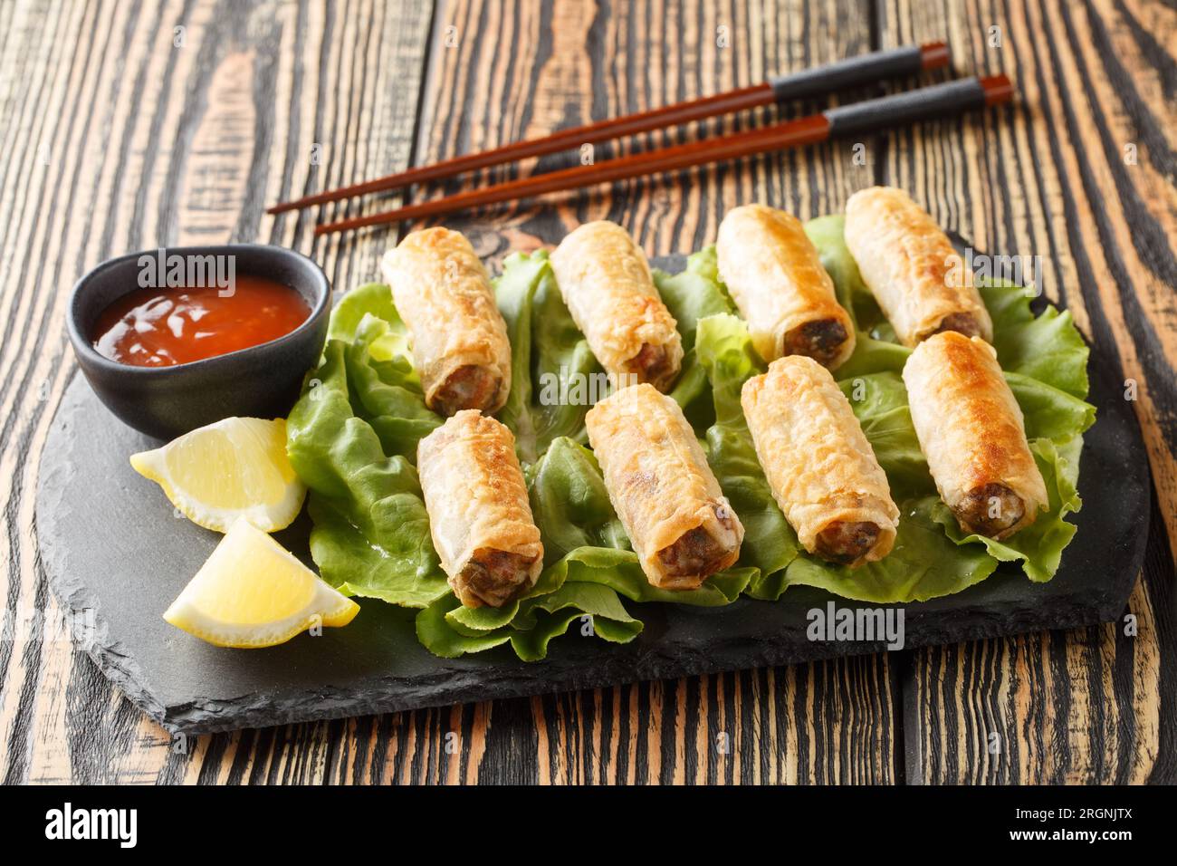 Klassisches asiatisches Starter-Hähnchen nems oder Cha gio Nahaufnahme auf dem Teller auf dem Tisch. Horizontal Stockfoto