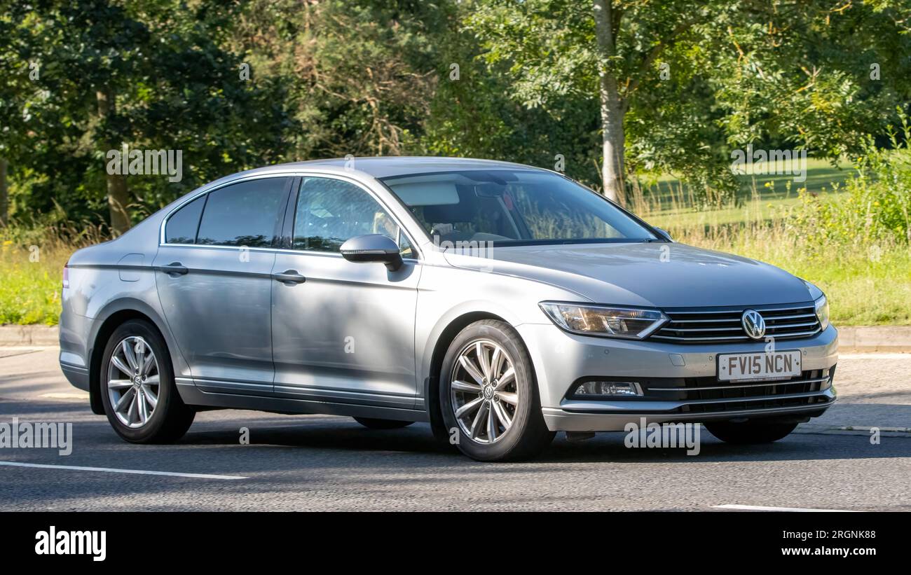 Milton Keynes, Großbritannien - Aug 10. 2023: 2015 silberner Volkswagen Passat, der auf einer englischen Landstraße fährt. Stockfoto