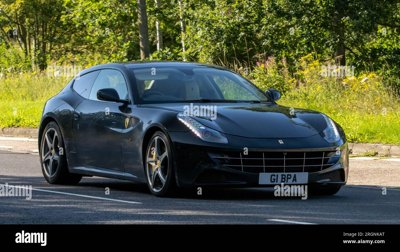 Milton Ketnes, Großbritannien - Aug 10. 2023: Schwarzer 2014 Ferrari FF V12, der auf einer englischen Landstraße fährt. Stockfoto