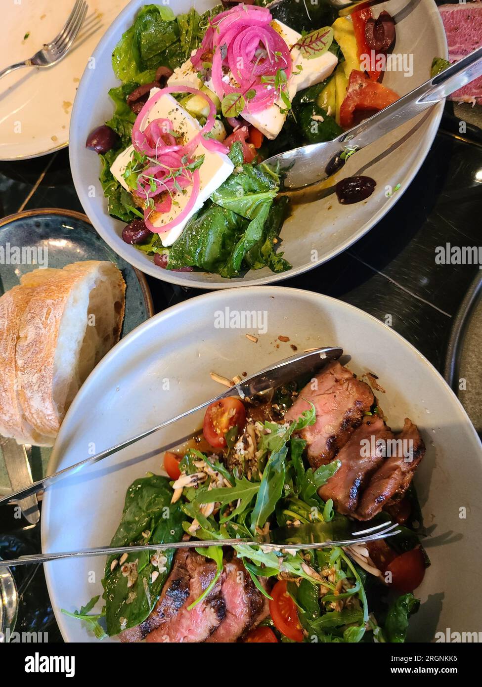 Warmer Salat mit Kalb, Rucola und Pinienkernen Stockfoto