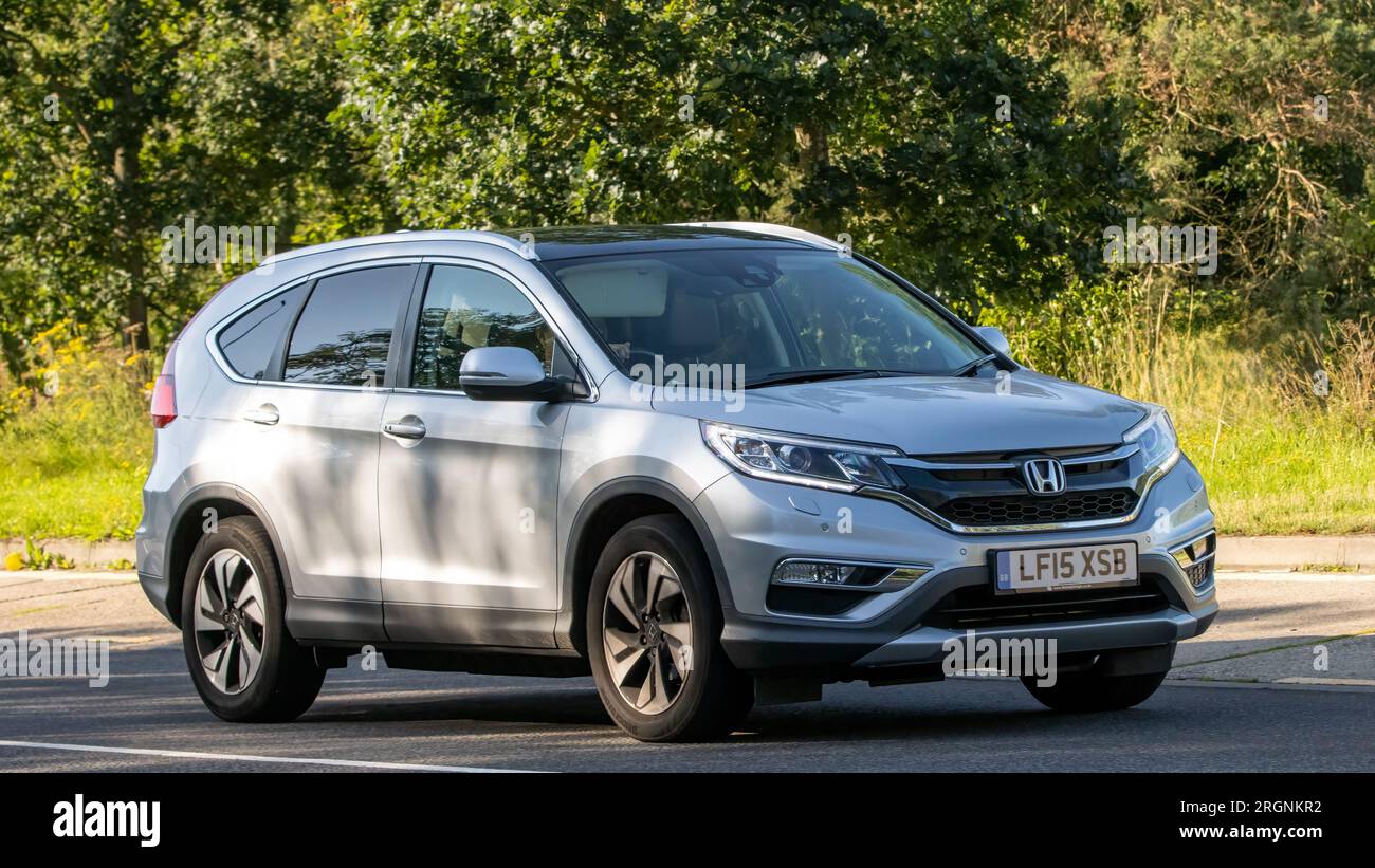 Milton Keynes, Großbritannien - August 10. 2023: Silberner Honda CR-V 2015, der auf einer englischen Landstraße fährt. Stockfoto