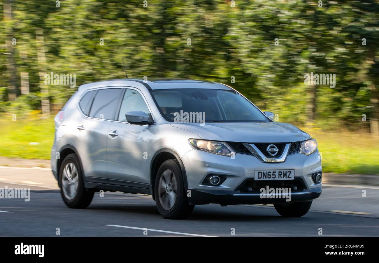 Milton Keynes, Großbritannien - Aug 10. 2023: Silberner Nissan X-Trail 2015, der auf einer englischen Landstraße fährt. Stockfoto