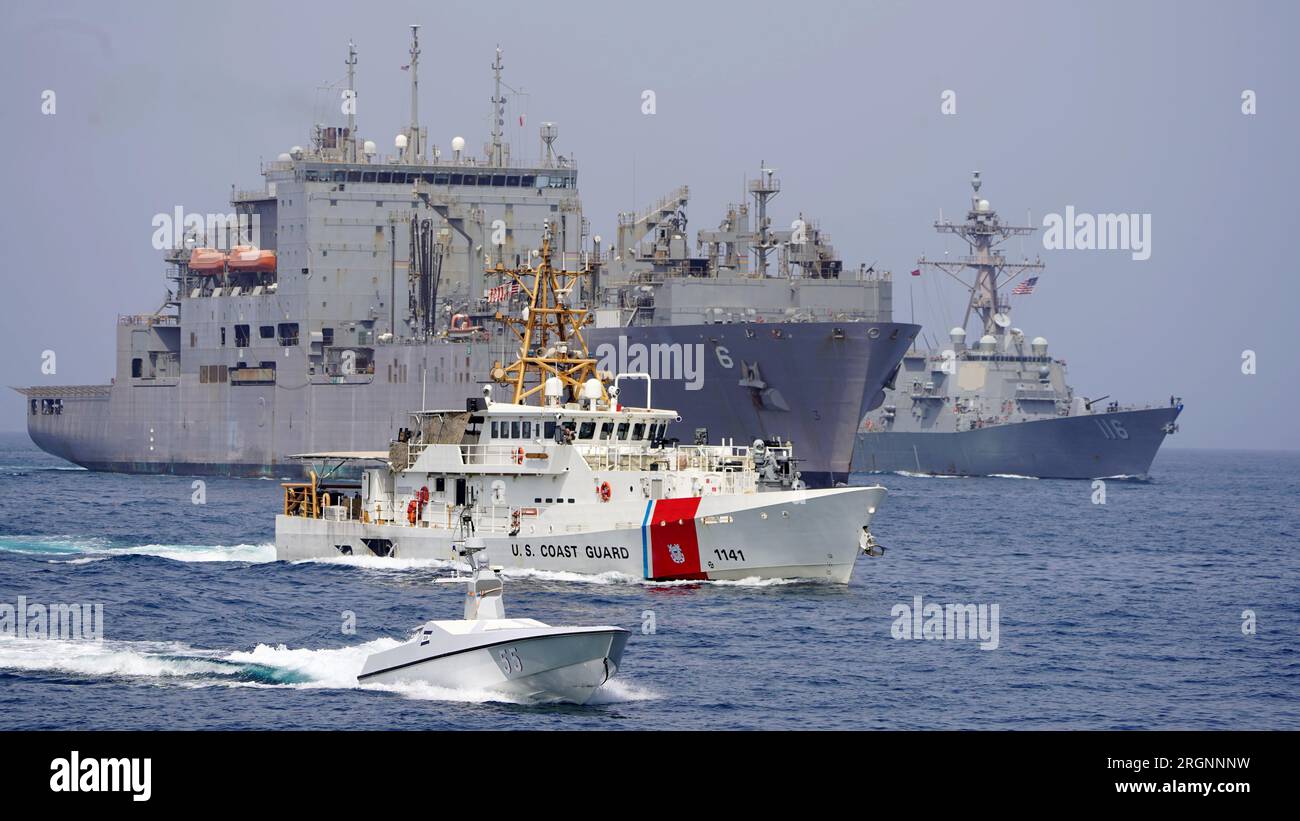 Straße Von Hormuz. 6. Aug. 2023. Ein L3 Harris Arabian Fox MAST-13 unbemanntes Überwasserschiff, Front, der U.S. Coast Guard Fast Response Cutter USCGC Charles Moulthrope (WPC 1141), das Trockenfracht- und Munitionsschiff USNS Amelia Earhart (T-AKE 6) und der Guided-Missile Destroyer USS Thomas Hudner (DDG 116) durchqueren die Straße von Hormuz, 6. August 2023. (Kreditbild: © U.S. Navy/ZUMA Press Wire) NUR REDAKTIONELLE VERWENDUNG! Nicht für den kommerziellen GEBRAUCH! Stockfoto