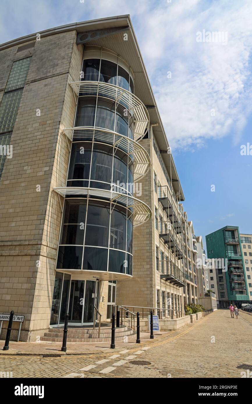 Aufrechtes Bild: North Quay House am Ufer von Sutton Harbour, Plymouth. Im August 2023 wurde geplant, die Büros am Ufer in Hig umzuwandeln Stockfoto