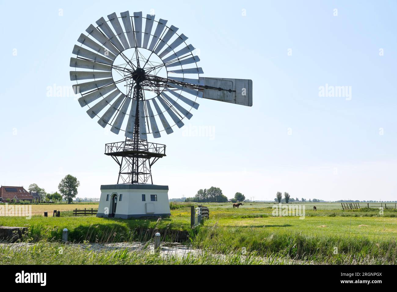 Amerikanischer Windmotor oder Herkules Metallicus von 1920 bei Weidum in Friesland. Heute eine Reservepumpe für den Fall einer schweren Überschwemmung. Stockfoto