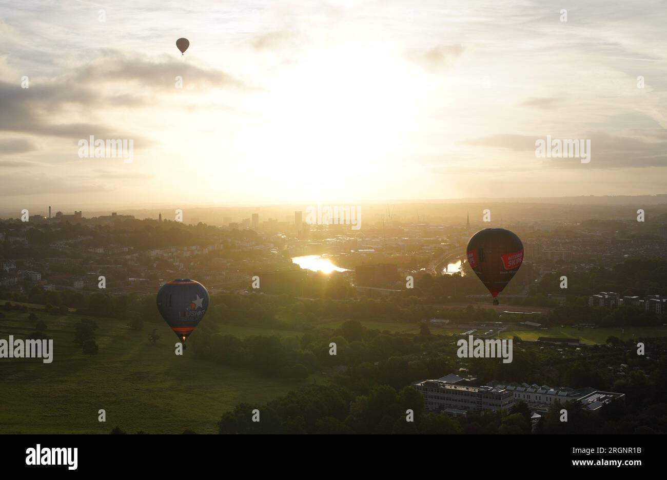 Heißluftballons über Bristol während des Massenaufstiegs bei der Bristol International Balloon Fiesta 2023. Foto: Freitag, 11. August 2023. Stockfoto