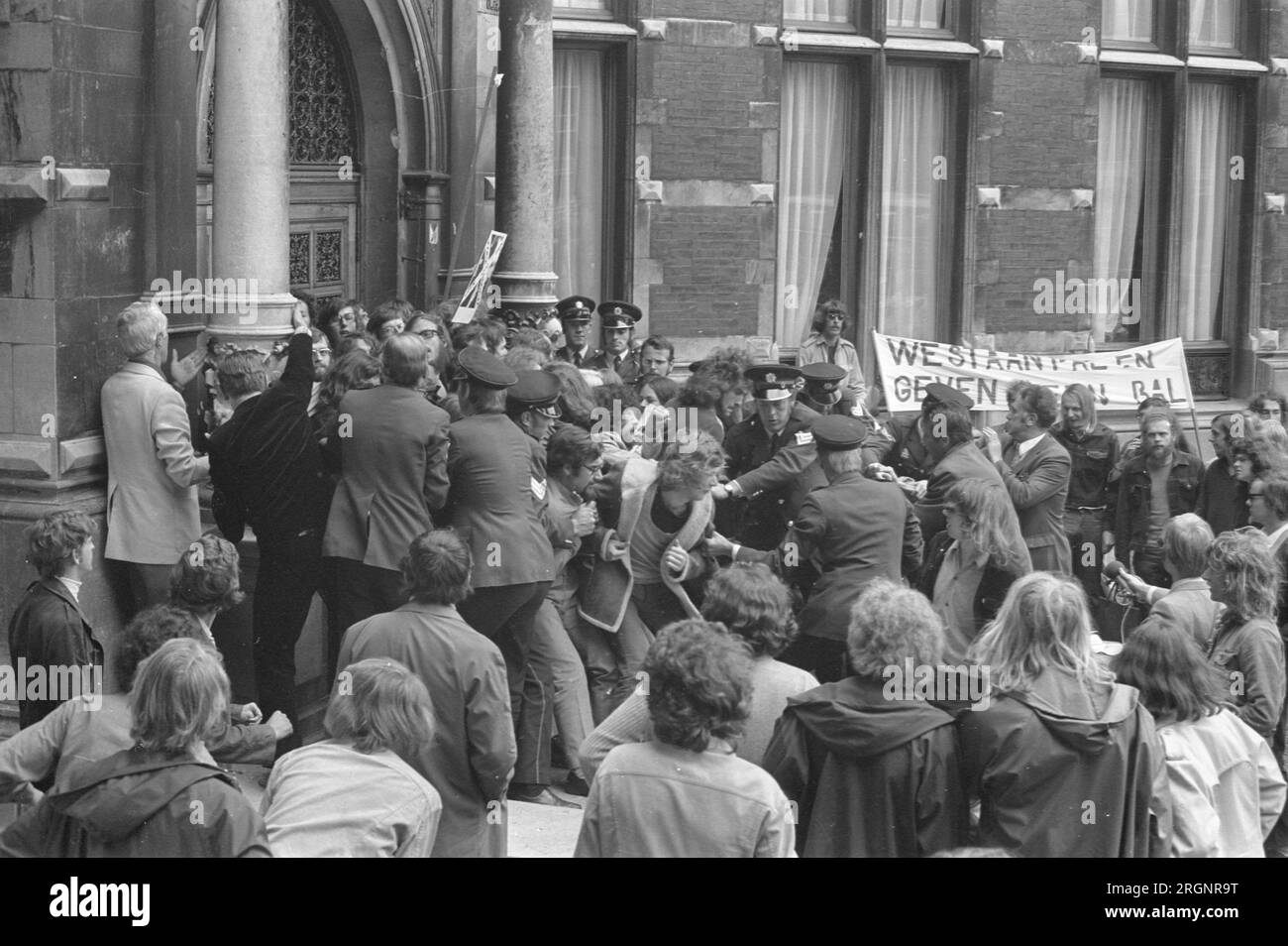 Utrecht Studenten versuchen, Studenten daran zu hindern, sich an der Universität anzumelden, um gegen tausend Gulden zu protestieren, die Studiengebühren zahlen, kämpfen mit der Polizei; ca. August 1972 Stockfoto