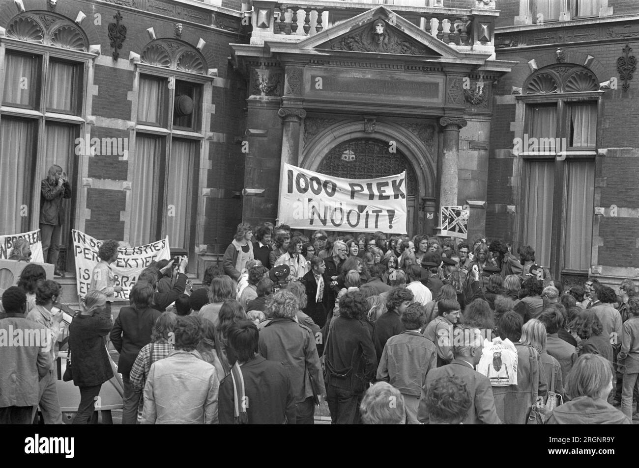 Utrecht Studenten versuchen, Studenten daran zu hindern, sich an der Universität anzumelden, um gegen tausend Gulden an Studiengebühren zu protestieren; ca. August 1972 Stockfoto