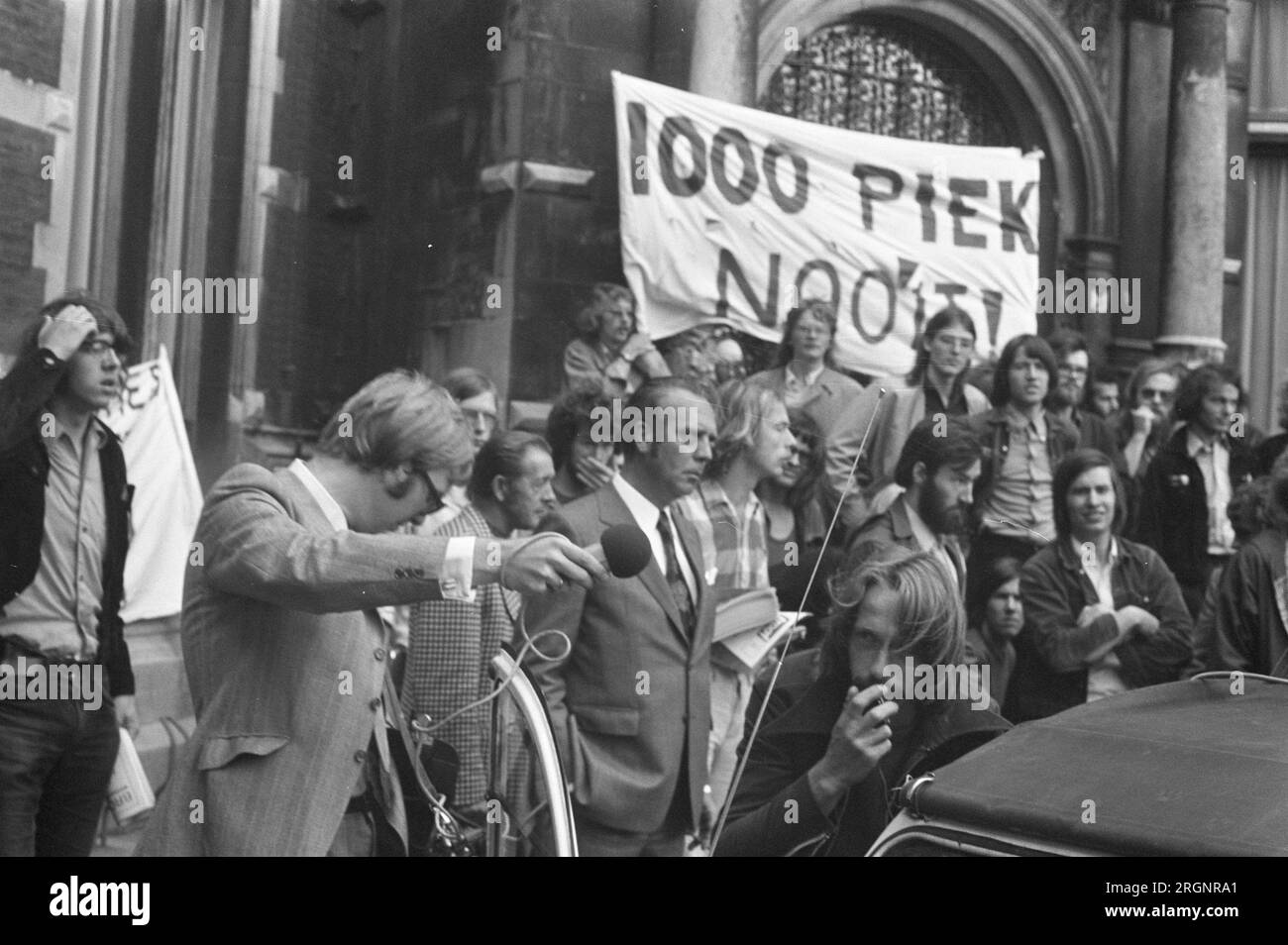 Utrecht Studenten versuchen, Studenten daran zu hindern, sich an der Universität anzumelden, um gegen tausend Gulden an Studiengebühren zu protestieren; ca. August 1972 Stockfoto