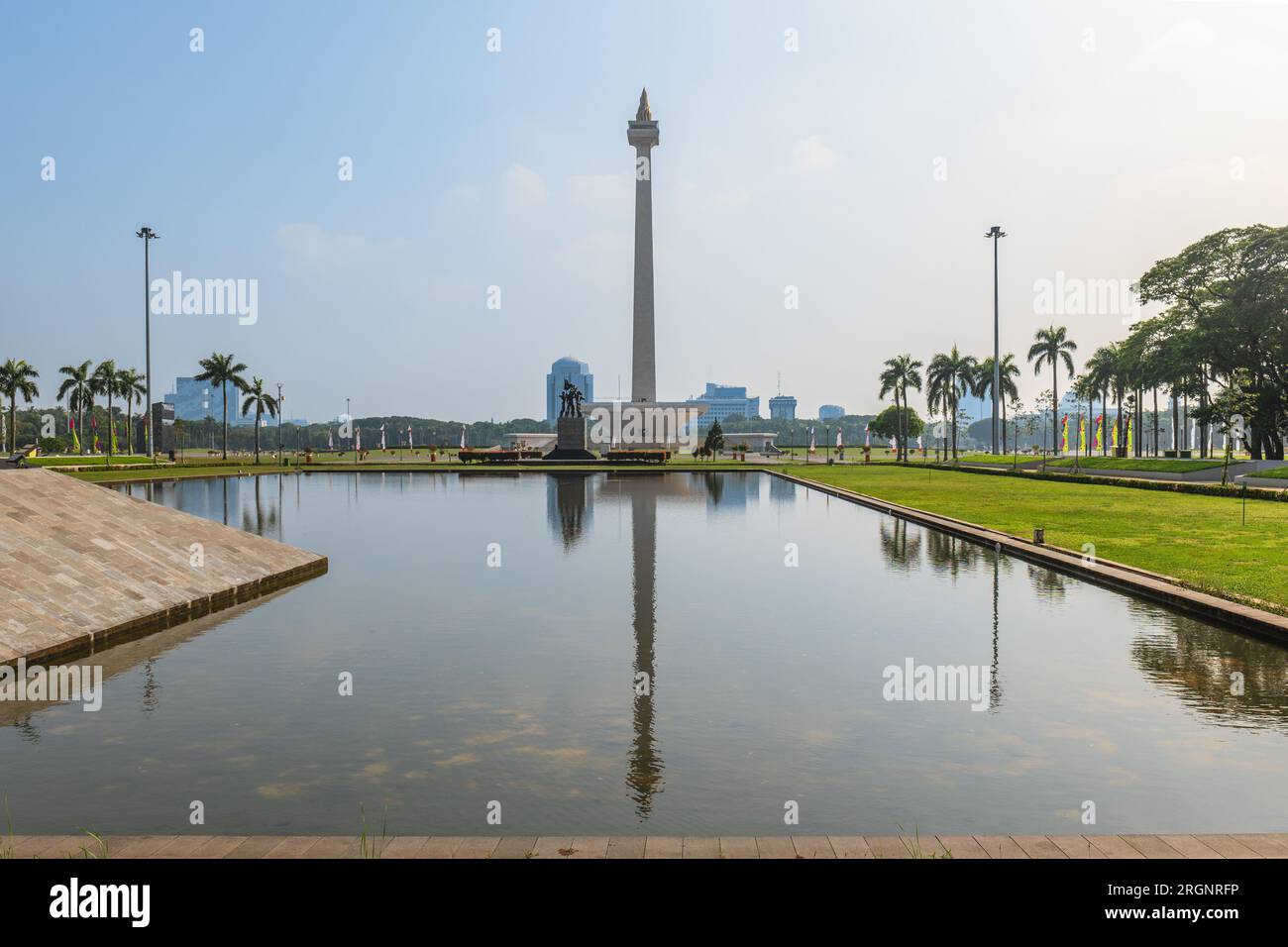 12. Juli 2023: Nationaldenkmal in der Mitte des Merdeka-Platzes, ein großer Platz im Zentrum von Jakarta, Indonesien Stockfoto