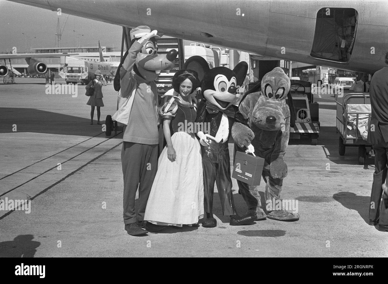Micky Mouse at Schiphol, Mickey Mouse, Goofy, Pluto und Schneewittchen; ca. August 1972 Stockfoto