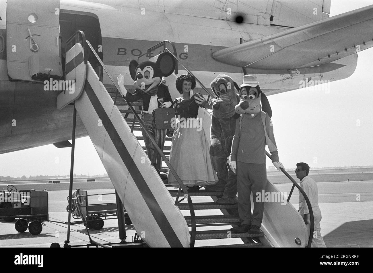 Micky Mouse at Schiphol, Mickey Mouse, Goofy, Pluto und Schneewittchen; ca. August 1972 Stockfoto