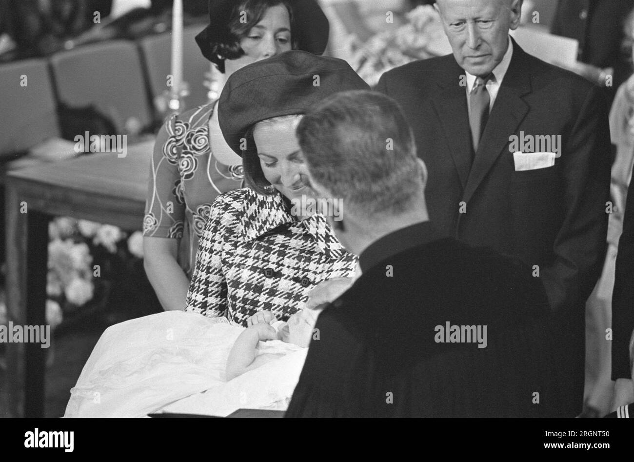 Taufe Prinz Pieter Christiaan in Apeldoorn, D. Berkhof tauft Prinz Pieter Christiaan; ca. September 1972 Stockfoto