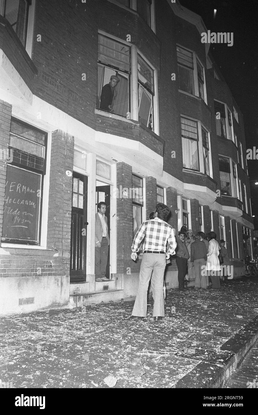 Unruhe in Rotterdams Afrikaanderbuurt, Türken sehen Schäden im Haus nach dem Einschlagen von Fenstern; ca. 14. August 1972 Stockfoto