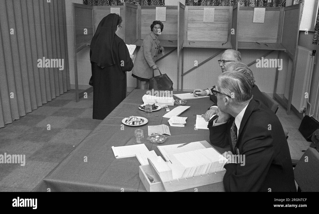 Kommunalwahlen in Alkmaar, Wähler im Wahllokal ca. September 1972 Stockfoto