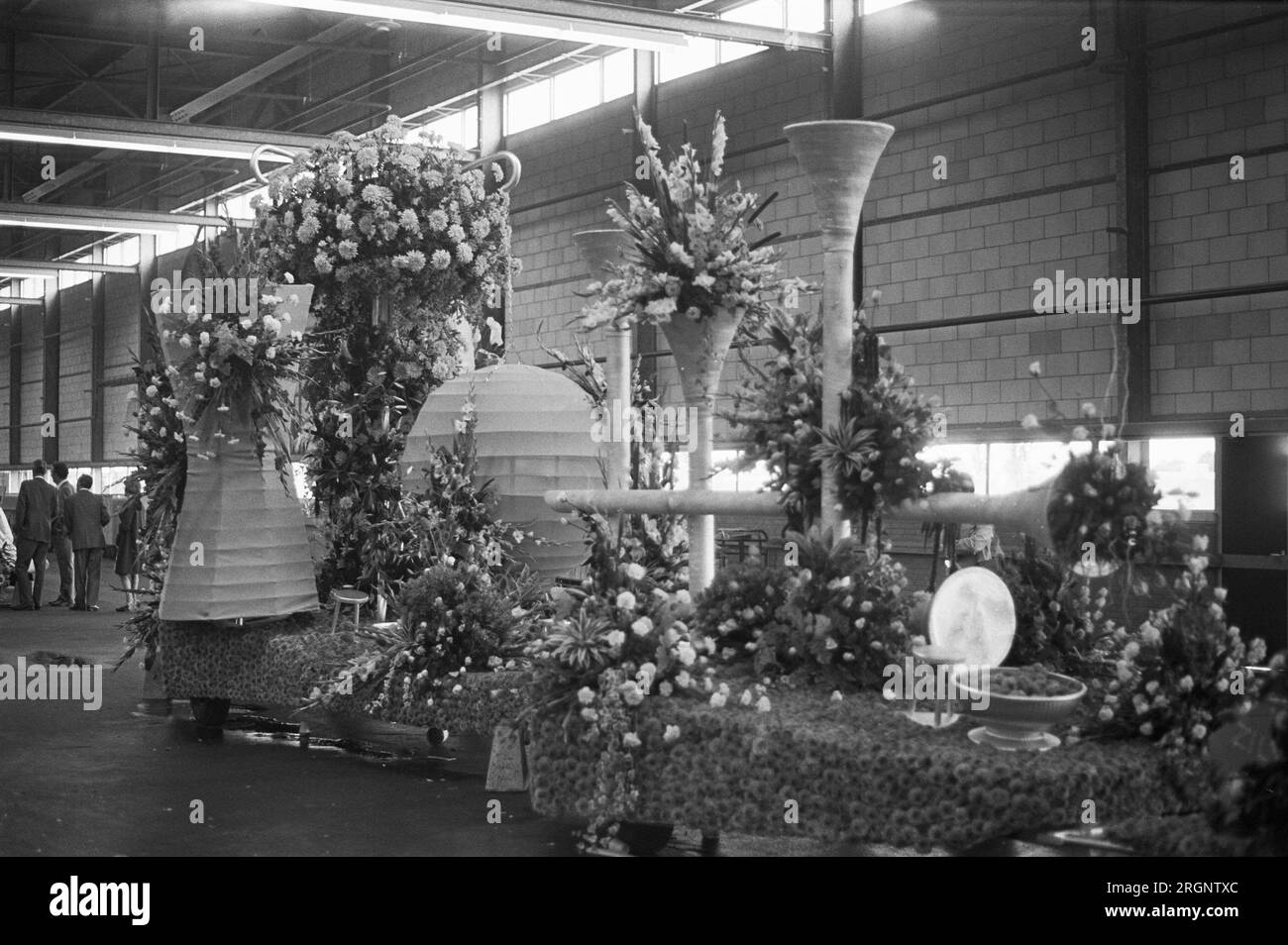 Schwimmer für Blumenparade im Auktionsgebäude in Aalsmeer ca. 1972 Stockfoto