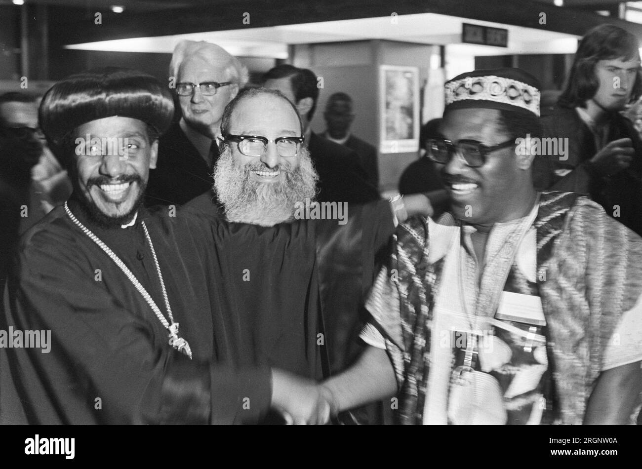 Kongress Weltrat der Kirchen in Utrecht begrüßt Bischof Samuel von der koptischen Kirche Herrn C. Burgers Carr (rechts) aus Afrika ca. August 1972 Stockfoto