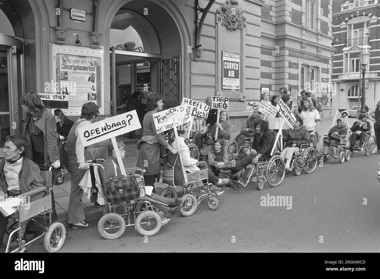 Körperlich behinderte Menschen protestieren in Amsterdam gegen hohe Gehwege usw., hier vor dem Concertgebouw ca. September 1972 Stockfoto