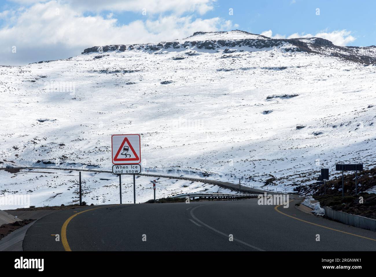 Schnee entlang der Roof of Africa Road in Lesotho Stockfoto