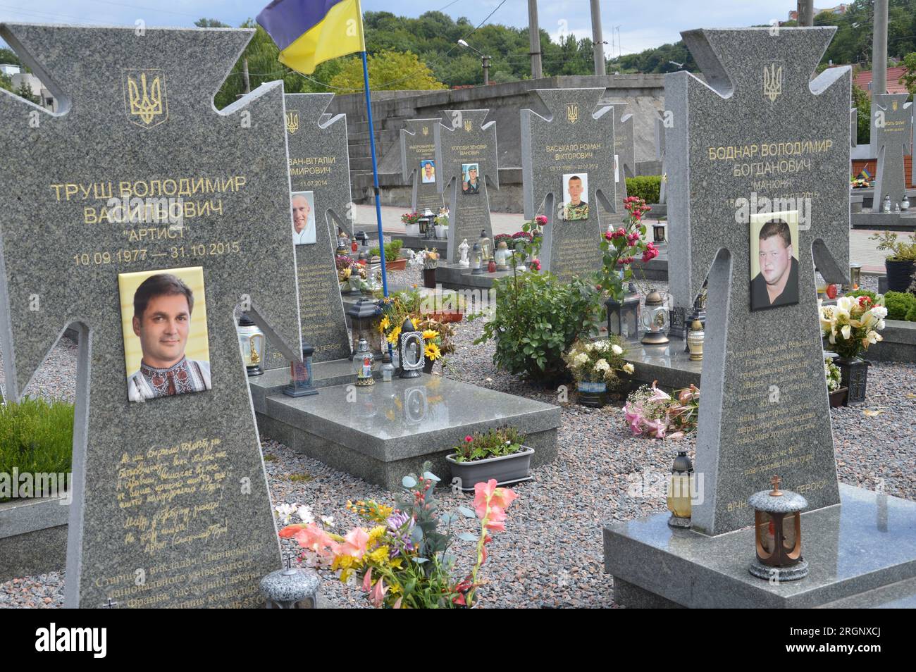 Lemberg, Ukraine - Friedhof Lychakiv - die Beerdigung der Soldaten der ukrainischen Armee, die seit 2014 im russisch-ukrainischen Krieg ums Leben kamen. (Foto: Markku Rainer Peltonen) Stockfoto