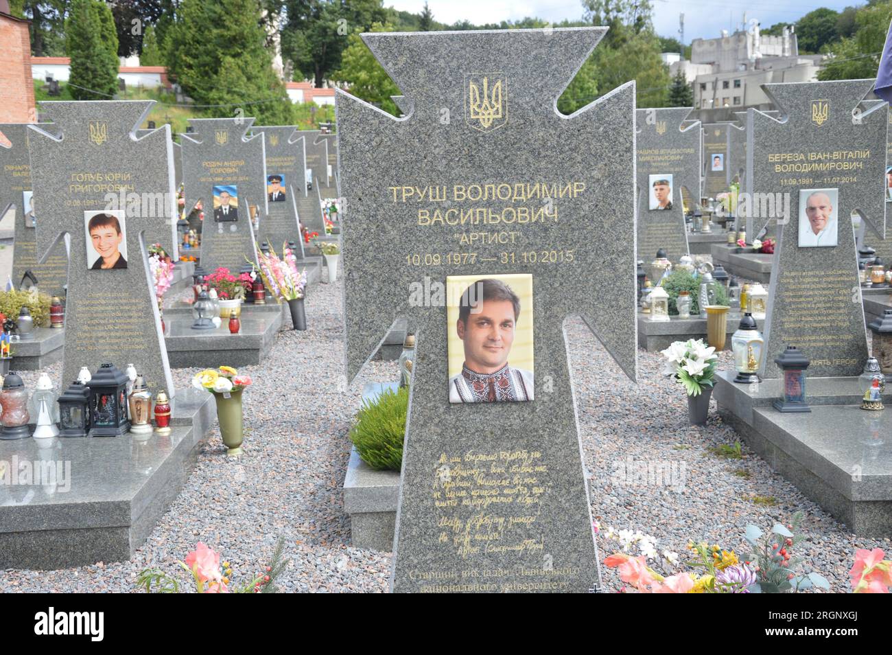 Lemberg, Ukraine - Friedhof Lychakiv - die Beerdigung der Soldaten der ukrainischen Armee, die seit 2014 im russisch-ukrainischen Krieg ums Leben kamen. (Foto: Markku Rainer Peltonen) Stockfoto