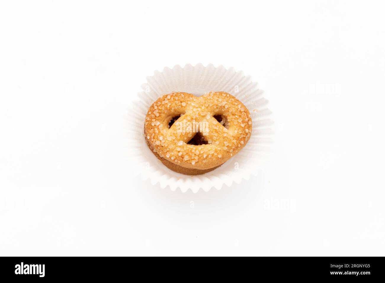 Cookies in seinem Paket isoliert auf weißem Hintergrund, nach einigen Bearbeitungen. Stockfoto