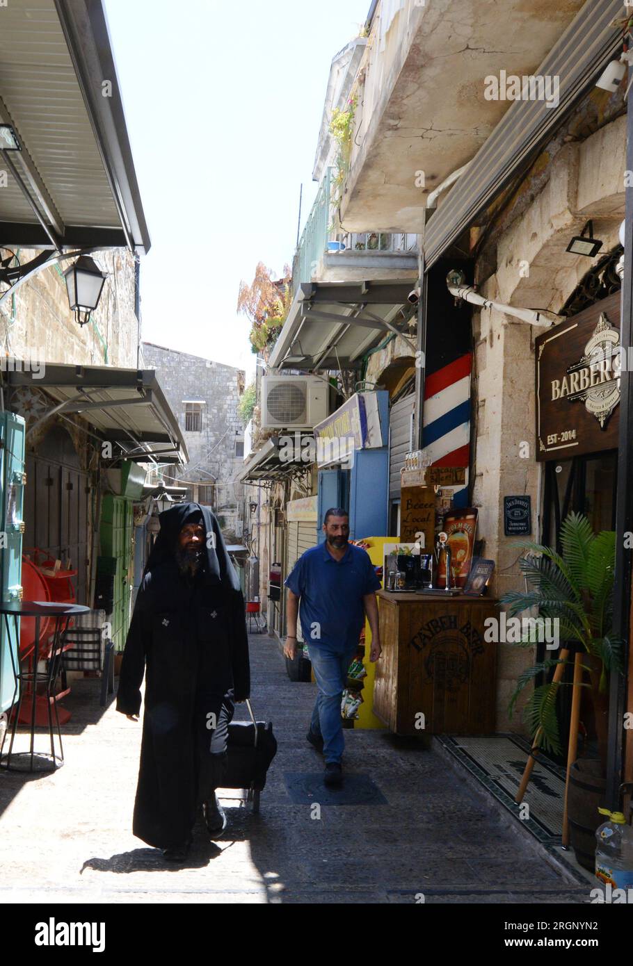 Ein äthiopisch-orthodoxer Priester, der auf der El-Khanqa-Straße im christlichen Viertel in der Altstadt von Jerusalem spaziert. Stockfoto