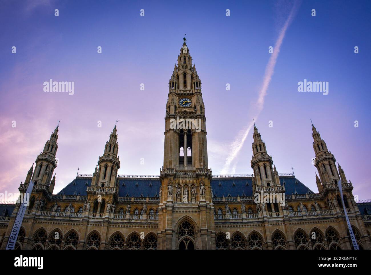 Schöner Himmel über dem Wiener Rathaus - Österreich Stockfoto