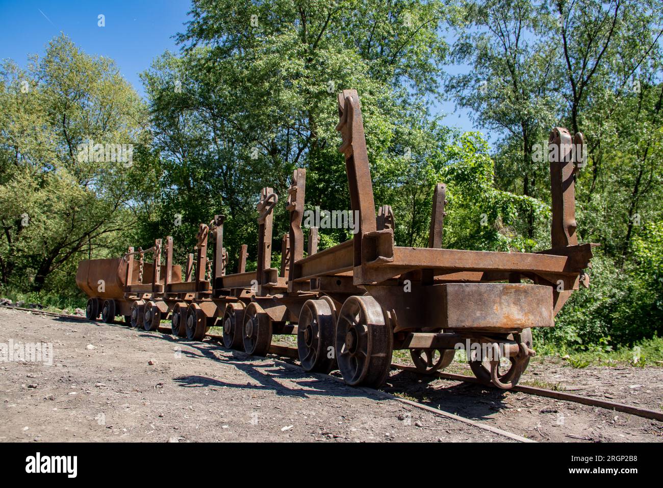 Alter rostiger Zugwaggon, der für immer an einem verlassenen Bahnhof geparkt wurde, der für die Ausgrabung von Holzkohle aus der unterirdischen Mine, Stadt Despotovac, Serbien, verwendet wurde Stockfoto