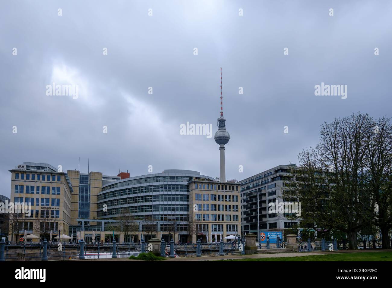 Berlin, Deutschland - 19. April 2023 : Blick auf verschiedene Wohngebäude und den berühmten Fernsehturm im Hintergrund im Zentrum von Berlin Ger Stockfoto