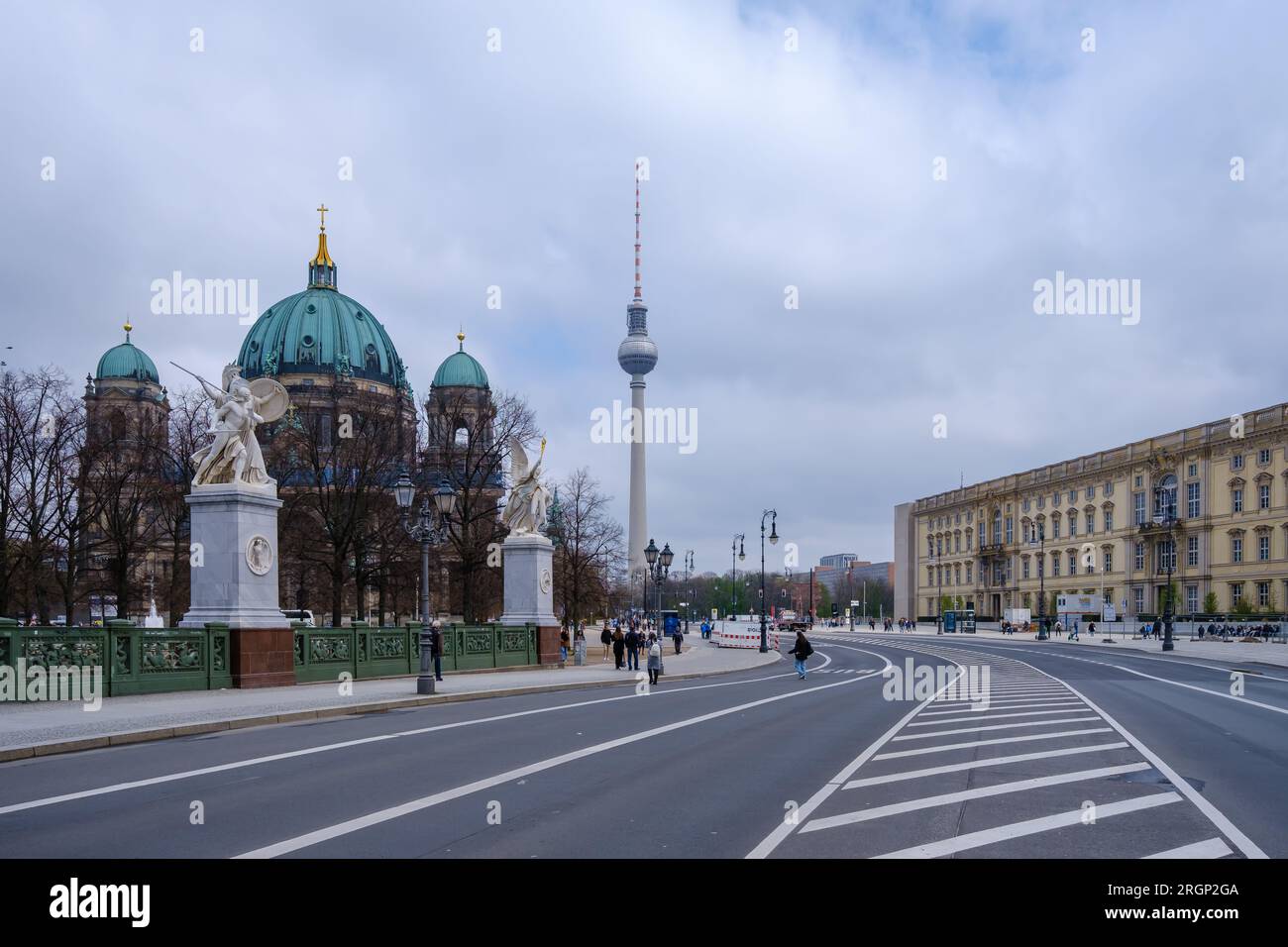 Berlin, Deutschland - 19. April 2023 : Blick auf den Berliner Dom und den Berliner Fernsehturm Stockfoto