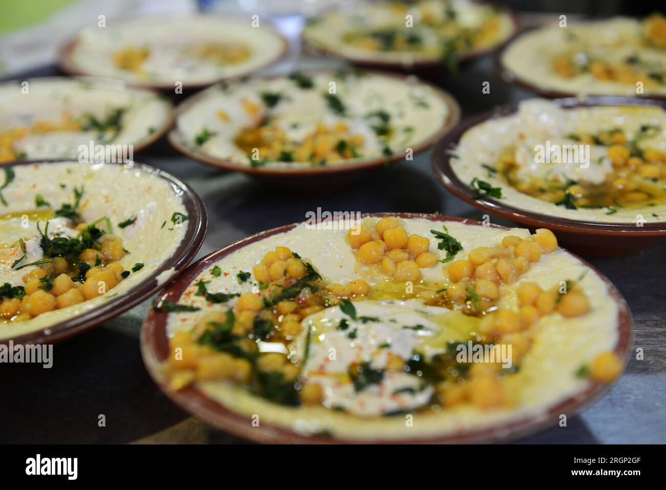 Hummusplatten am Hummus Abu Kamel im christlichen Viertel der Altstadt von Jerusalem. Stockfoto