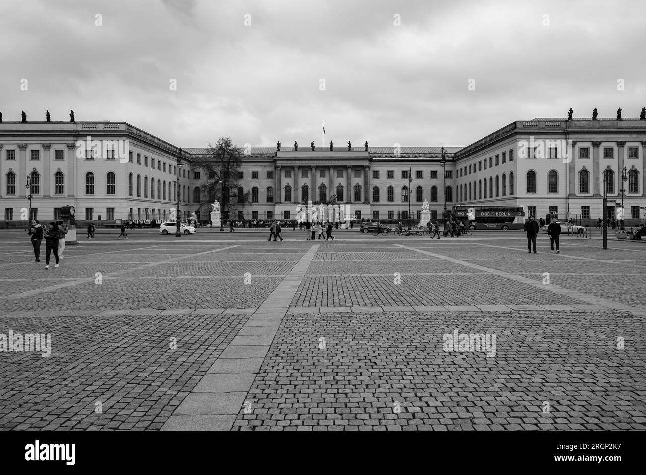 Berlin, Deutschland - 19. April 2023 : Panorama-Ansicht der rechtswissenschaftlichen Fakultät der Universität Humboldt in Berlin in schwarz-weiß Stockfoto