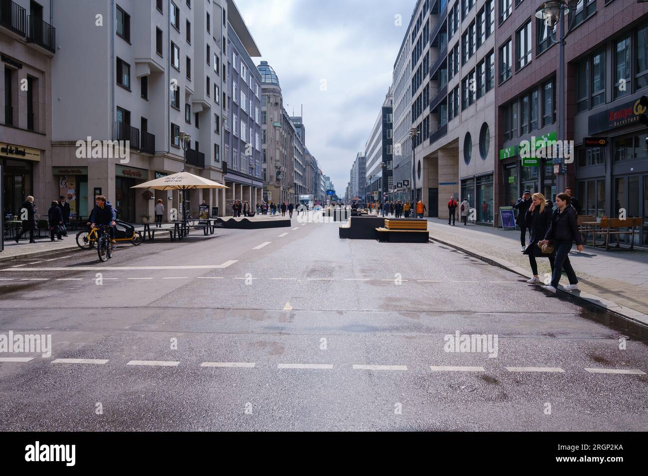 Berlin, Deutschland - 19. April 2023 : Panoramaaussicht auf die Fußgängerzone Friedrichstraße im Zentrum Berlins Stockfoto