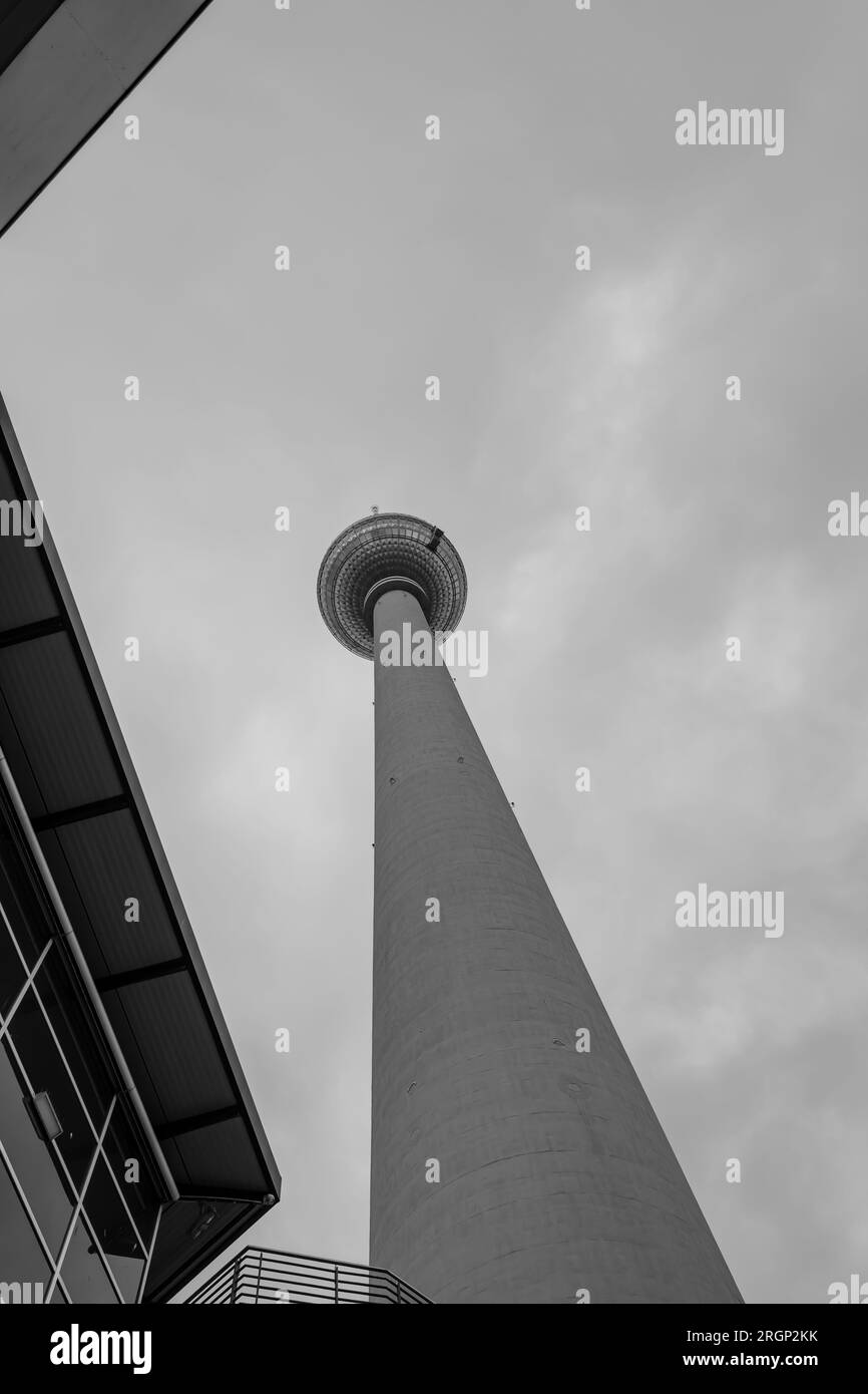 Berlin, Deutschland - 19. April 2023 : Blick auf den beeindruckenden Fernsehturm, den Fernsehturm in Berlin in Schwarz und Weiß Stockfoto